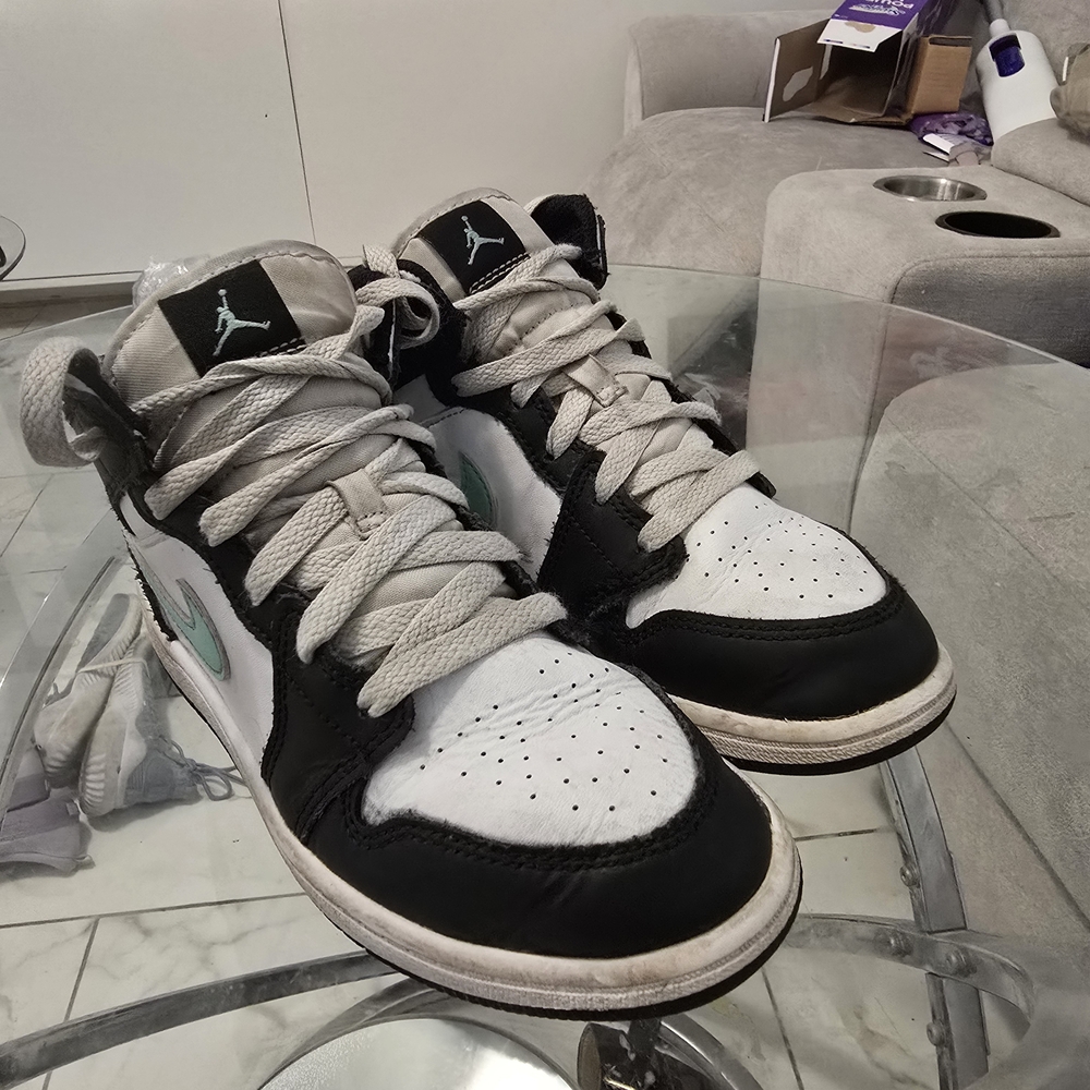 Jordan Men's Black and White Sneakers